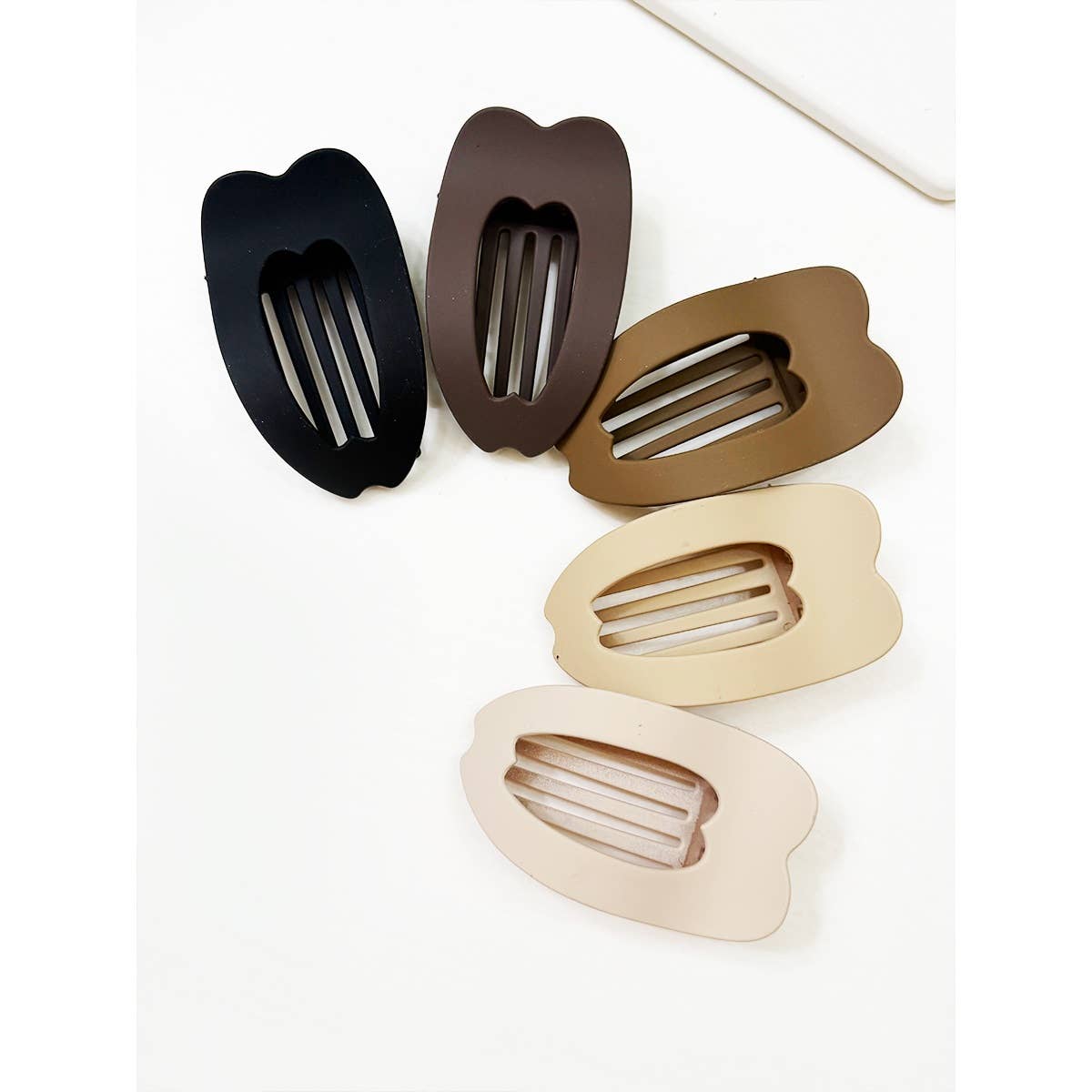 Neutral Tones of Flat Hair Claw