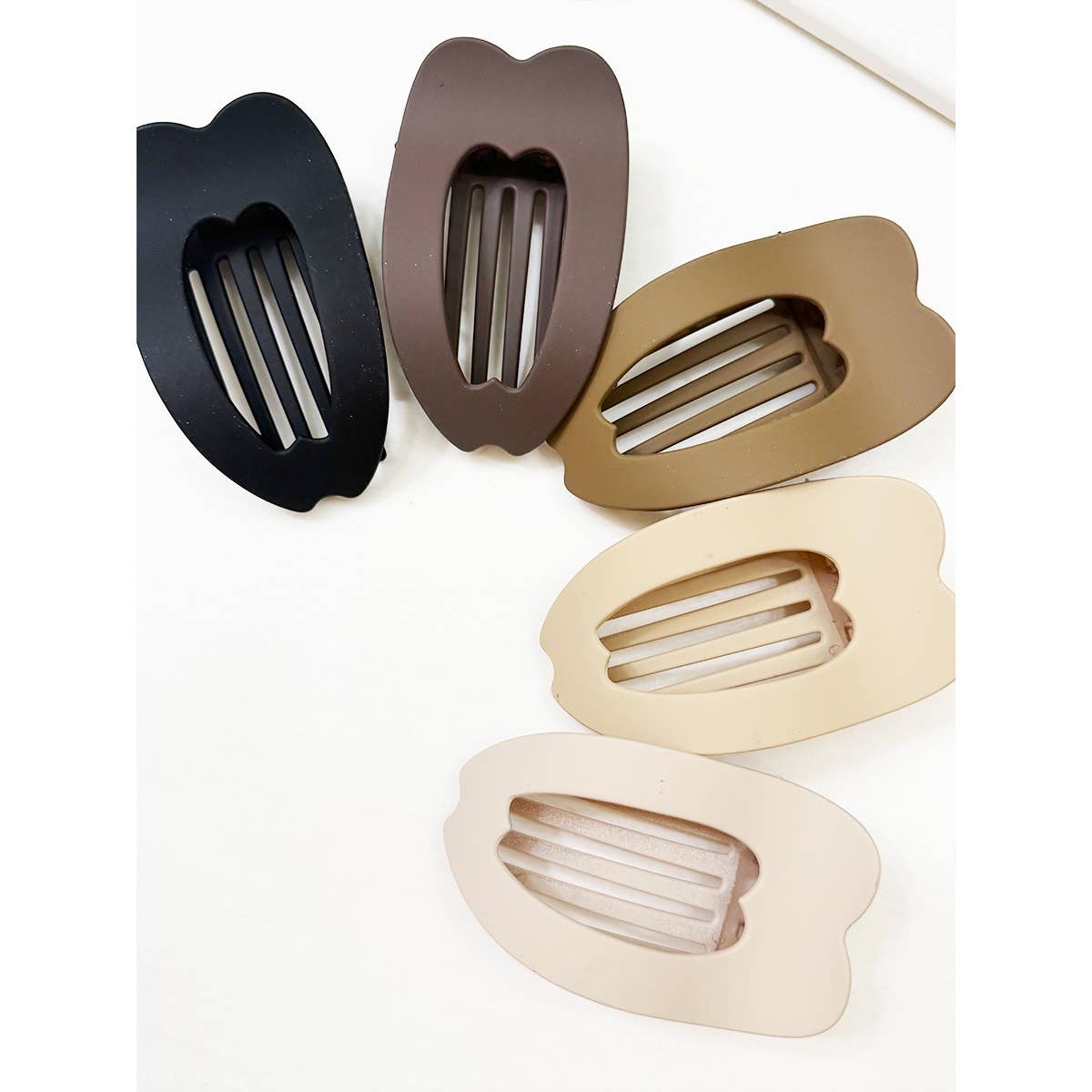 Neutral Tones of Flat Hair Claw