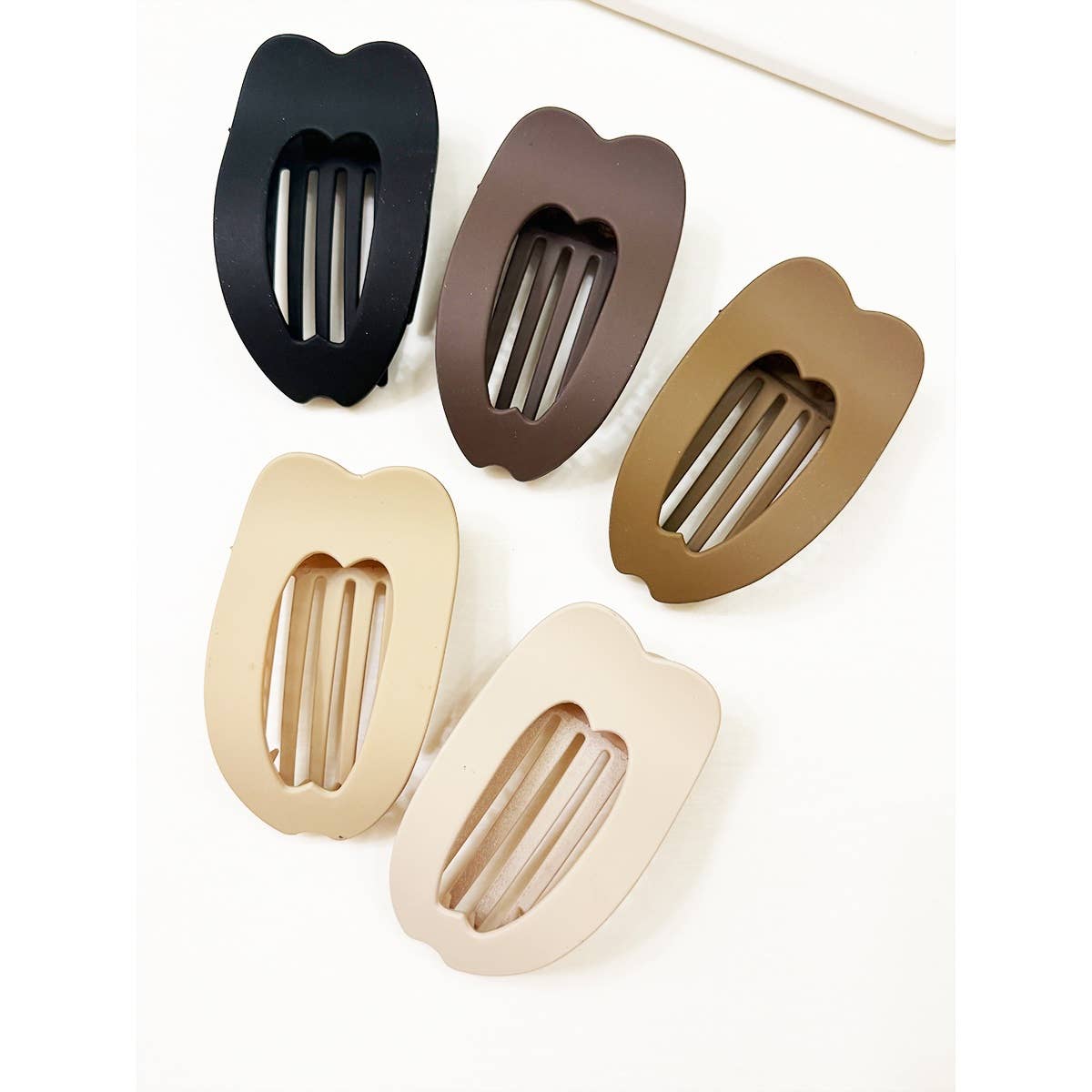 Neutral Tones of Flat Hair Claw